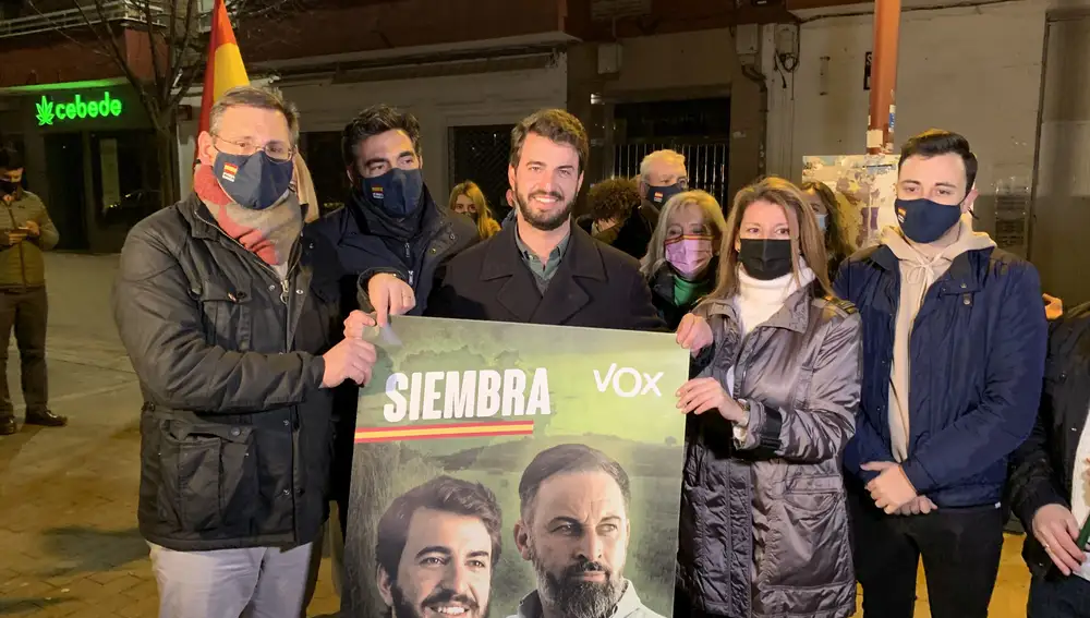 El candidato a la presidencia de la Junta por Vox, Juan García-Gallardo, acompañado de candidatos provinciales de la lista por Valladolid y de otras provincias en el acto de pegada de carteles junto al túnel del Las Delicias en Valladolid