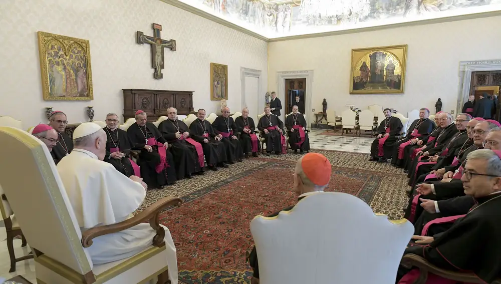 Un instante de la reunión del Papa Francisco con el cardenal arzobispo de Valladolid, Ricardo Blázquez, y el obispo auxiliar de la Diócesis, Luis Argüello