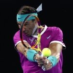 Nadal golpea una bola de revés en la semifinal del Open de Australia contra Matteo Berrettini