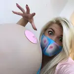 Marina Salazar junto a una de sus creaciones