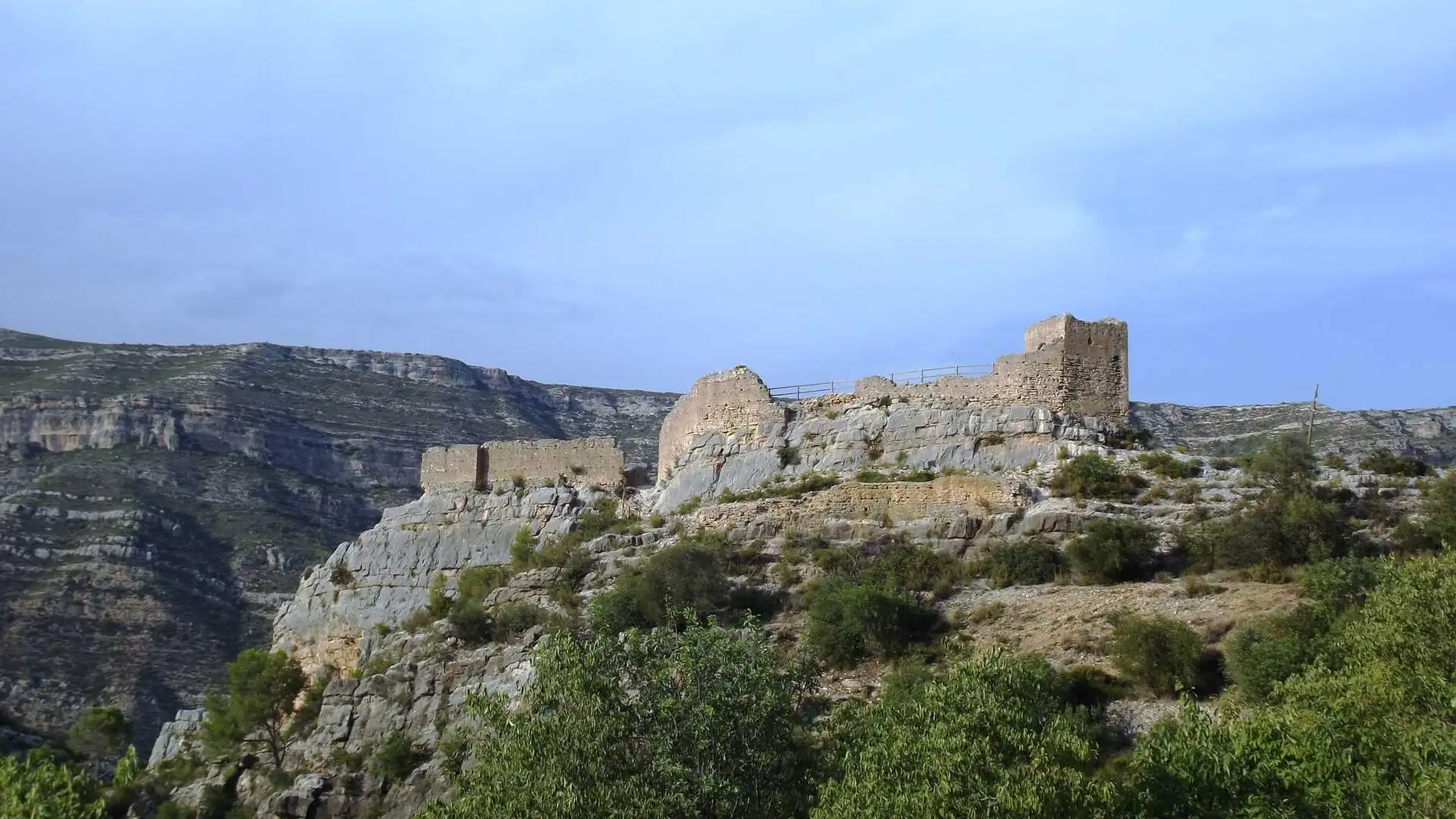 El Castillet se alza altivo y omnipresente sobre la huerta de Millares (Valencia)