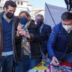 El presidente del Partido Popular, Pablo Casado (i); la presidenta del PP Segovia, Paloma Sanz, y el secretario general del PP en Castilla y León, Francisco Vázquez (d), a 28 de enero de 2022, en Segovia, Castilla y León, (España). Esta visita se realiza en el marco de la campaña, que arrancó el viernes 28 de enero, a las elecciones autonómicas a las Cortes de Castilla y León del próximo 13 de febrero. En total se elegirán a 81 procuradores al Parlamento, por lo que la mayoría absoluta queda fijada en los 41 escaños. 29 ENERO 2022;CASADO;PP;CASTILLA Y LEÓN;ELECCIONES Nacho Valverde / Europa Press 29/01/2022