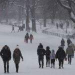 En el estado de Nueva York, la nieve también llegó a los 60 centímetros en el condado de Suffolk y en la ciudad de Nueva York, el icónico Central Park quedó cubierto con un manto de 21 centímetros