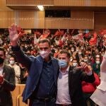 El presidente del Gobierno y secretario general del PSOE, Pedro Sánchez (i), y el secretario general del PSOECyL y candidato del PSOE a Presidencia de la Junta, Luis Tudanca