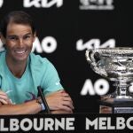 Rafa Nadal, junto al trofeo como campeón del Open de Australia.