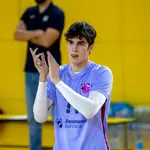 Pablo Urdangarin durante su partido de balonmano con el Barça B contra el Finestrelles SC Handbol Esplugues, a 29 de enero de 2022