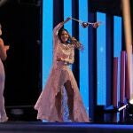 La cantante Rigoberta Bandini agita un sujetador al retirarse del escenario