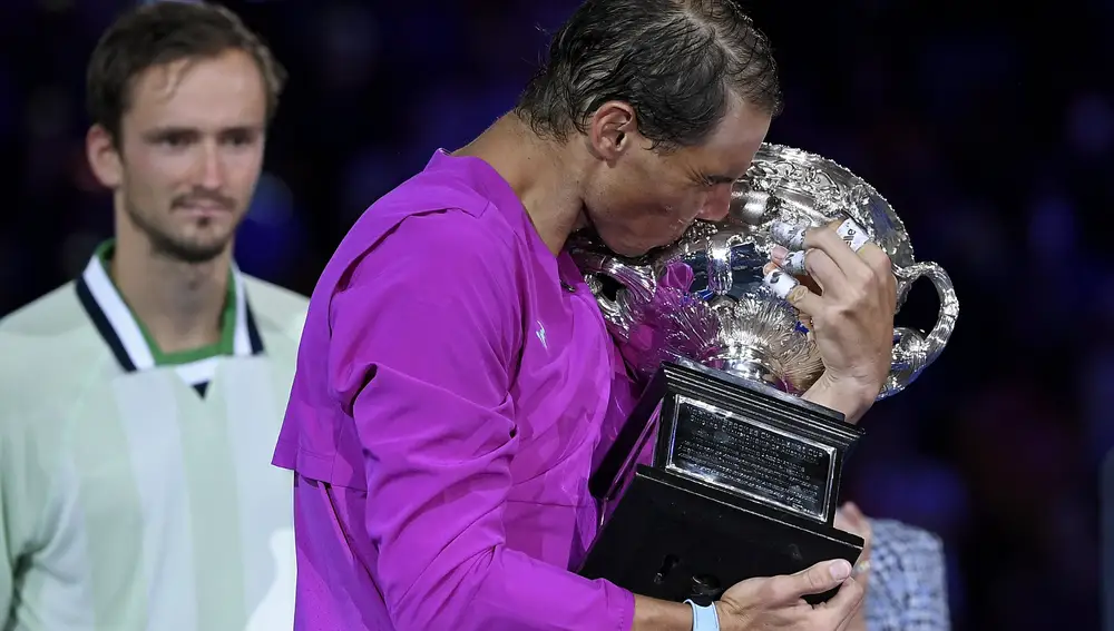 Medvedev mira a Nadal besando la copa de campeón del Open de Australia