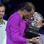 Medvedev mira a Nadal besando la copa de campeón del Open de Australia