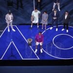 Nadal recibe el trofeo de campeón de Open de Australia
