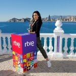 La cantante de origen cubano Chanel posa con el "Micrófono de bronce"