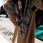 Un hutí armado en la capital de Yemen, Sana