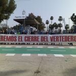 Concentración en el puerto de Sevilla contra el vertedero de Nerva y la llegada de residuos de Montenegro a las instalaciones nervenses. IU.
