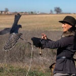 Rocío Monasterio con aves rapaces que apadrina en defensa de la cetrería