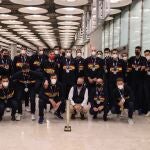 Los jugadores de la selección posan en Barajas con la medalla de plata lograda en el Europeo de balonmano