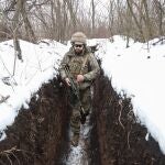 Un soldado ucraniano vigila desde su trinchera, cerca de la ciudad de Horlivka, controlada por milicias pro-rusas, mientras se mantiene la tensión en la frontera entre Ucrania y Rusia.