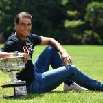 El tenista español Rafa Nadal posa con la Copa Norman Brookes Challenge en Melbourne, Australia. EFE/ Joel Carrett