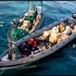 Imagen del momento en el que la embarcación es interceptada. GUARDIA CIVIL