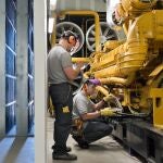 Dos operarios de Ferrovial realizan tareas de mantenimiento en una infraestructura