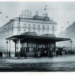 Templete de la Puerta del Sol, en el año 1920, diseñado por Antonio Palacios