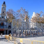 Se empiezan a colocar las vallas en la Plaza del Ayuntamiento, para poder disparar las "mascletàs"