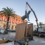 Últimos trabajos para el desmontaje del conjunto de Aniceto Marinas, ayer en San Fernando