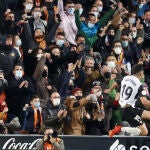 Hugo Duro celebra el gol que marcó ante el Cádiz y que supuso el pase del Valencia a las semifinales de la Copa del Rey