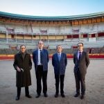 El director de la Casa de Misericordia, Jusús Cía (2d), el presidente de la Comisión Taurina, José María Marco (2i), y el responsable de comunicación de la Meca, Mariano Pascal (d),