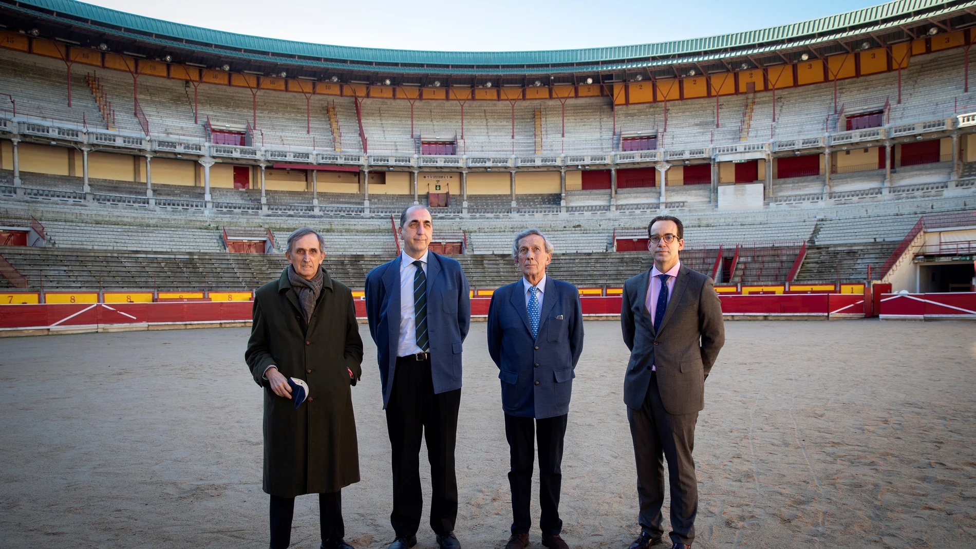 El director de la Casa de Misericordia, Jusús Cía (2d), el presidente de la Comisión Taurina, José María Marco (2i), y el responsable de comunicación de la Meca, Mariano Pascal (d),