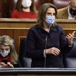 La vicepresidenta tercera y ministra para la Transición Ecológica y el Reto Demográfico, Teresa Ribera, interviene en una sesión plenaria en el Congreso