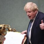London (United Kingdom), 02/02/2022.- A handout photograph released by the UK Parliament shows British Prime Minister Boris Johnson during the Prime Minister's Questions (PMQs) at the House of Commons in London, Britain, 02 February 2022. Johnson is facing increased calls to resign over the Downing Street 'partygate' allegations. (Reino Unido, Londres) EFE/EPA/UK PARLIAMENT/JESSICA TAYLOR HANDOUT -- MANDATORY CREDIT: UK PARLIAMENT/JESSICA TAYLOR -- HANDOUT EDITORIAL USE ONLY/NO SALES