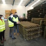 El candidato del Partido Popular a la Presidencia de la Junta, Alfonso Fernández Mañueco, visita la empresa de maderas "Sotillos" en la localidad soriana de Cabrejas del Pinar, junto a Rocío Lucas y Benito Serrano, entre otros