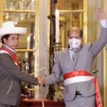 El presidente Pedro Castillo junto al primer ministro Héctor Valer