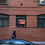 Varios carteles de viviendas en alquiler