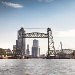 El municipio neerlandés de Róterdam desmontará su icónico puente De Hef (en la imagen) para que un yate de vela adquirido en Países Bajos por el fundador de Amazon, Jeff Bezos, pueda atravesarlo, una polémica decisión puesto que el ayuntamiento prometió no tocar este monumento nacional tras su restauración en 2017.