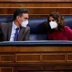 El presidente del Gobierno, Pedro Sánchez, y la ministra de Hacienda, María Jesús Montero, en el Congreso
