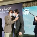 El candidato del Partido Popular a la Presidencia de la Junta, Alfonso Fernández Mañueco abraza en Ponferrada a Suárez-Quiñones, en presencia de Alberto Núñez Feijóo y Javier Santiago Vélez