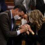 El presidente del Gobierno, Pedro Sánchez y las vicepresidentas Nadia Calviño (c) y Yolanda Díaz después de que el pleno del Congreso de los Diputados votara a favor de la convalidación de la reforma laboral