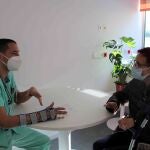 El oncólogo Ignacio Juez junto a Araceli, su paciente, en Fuenlabrada