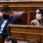 La líder de Ciudadanos, Inés Arrimadas (d) y el portavoz de ERC, Gabriel Rufián (i) durante el pleno del Congreso de los Diputados