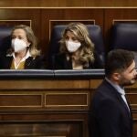 Gabriel Rufián, pasa por delante de Nadia Calviño y Yolanda Díaz hoy en el Congreso de los Diputados