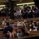 Los diputados del PP aplauden tras decir la presidenta de la Cámara, Meritxell Batet, que quedaba derogada la reforma laboral