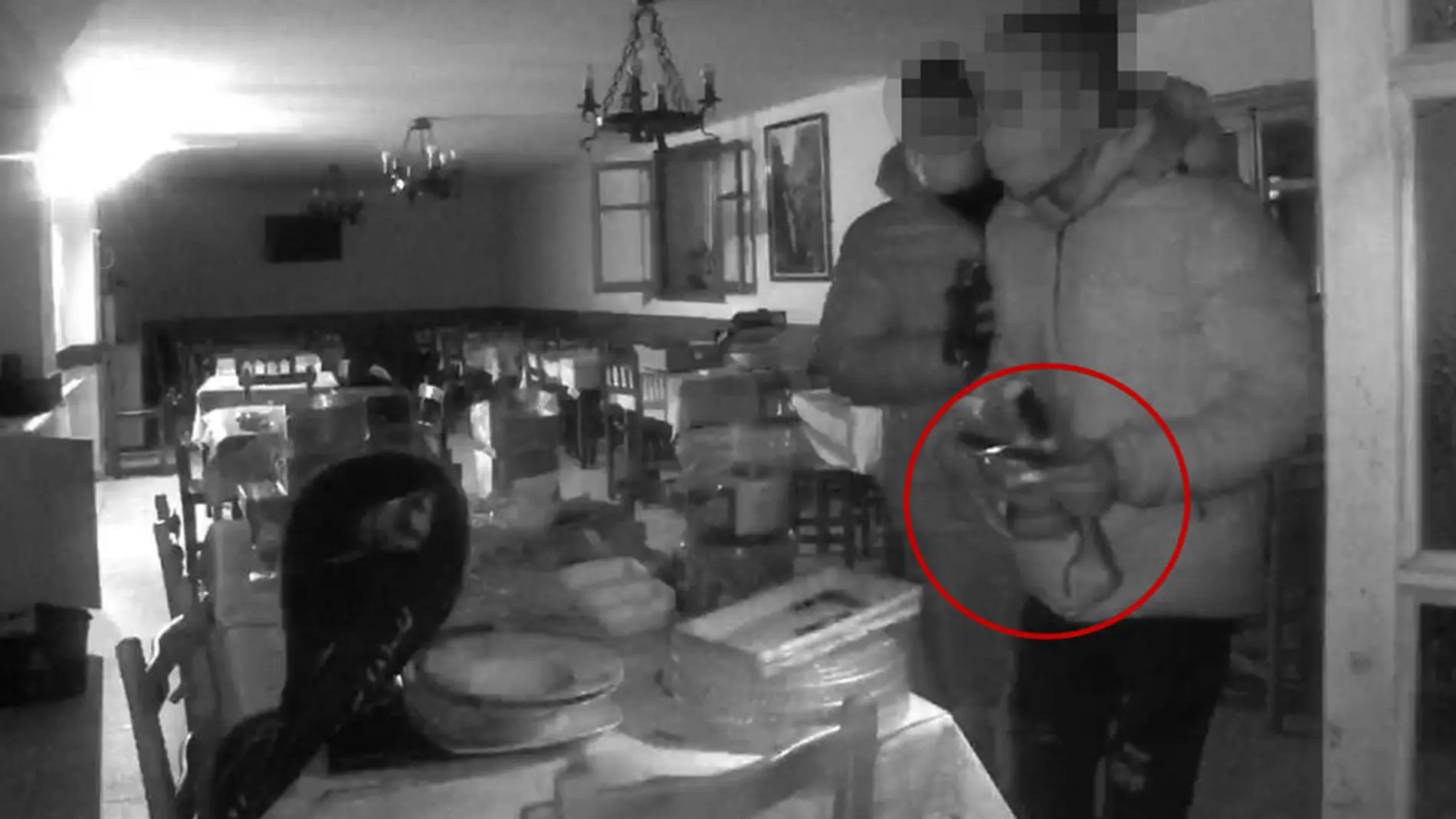 Imagen de los "ladrones" en plena faena