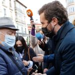 El presidente del PP, Pablo Casado (d), saluda a la gente durante su paseo por las calles de Soria