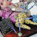 Ninot sobre las vacunas contra el coronavirus, en la exposición del Ninot de las Fallas de Valencia de 2022.