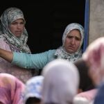 Una mujer entre el grupo de vecinos que siguen las labores de rescate del pequeño Rayan