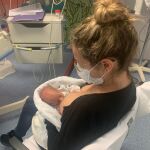 El contacto piel con piel del bebé con su madre favorece la lactancia materna porque puede mamar mejor y con más frecuencia, por lo que ganará más peso