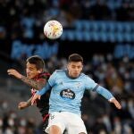 El centrocampista del Celta Brais Méndez (d) salta a por un balón con Óscar Trejo, del Rayo Vallecano, durante el partido de Liga en Primera División disputado este sábado en el estadio de Balaídos, en Vigo.