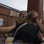 Una mujer llora después de enterarse de que su hermano había fallecido tras consumir la droga envenenada