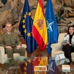 El general de División Aroldo Lázaro Sáenz junto a la ministra de Defensa, Margarita Robles
